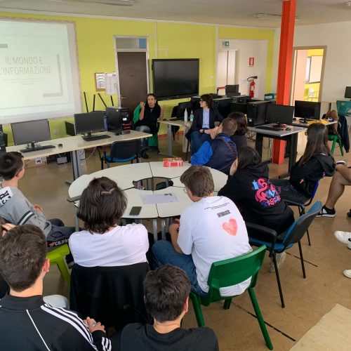 Palestra delle competenze , I annualità, IIS Volta. Laboratorio pomeridiano a cura di Monica Di Fabio sul giornalismo