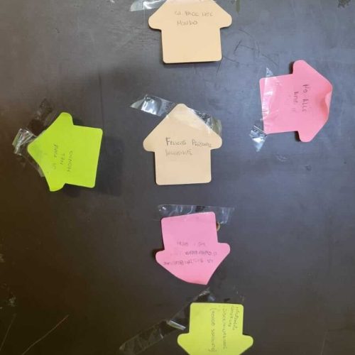 Redazioni scolastiche e media d’Istituto, II annualità, IIS Volta. Laboratorio “Il mondo che vorrei”: ogni gruppo attacca i post-it sulla porta della classe e spiega cosa desiderano per il futuro, ciò che non vogliono si realizzi, le risorse necessarie per costruire un mondo migliore e ciò che bisogna lasciarsi alle spalle