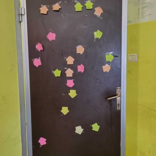 Redazioni scolastiche e media d’Istituto, II annualità, IIS Volta. Laboratorio “Il mondo che vorrei”: ogni gruppo attacca i post-it sulla porta della classe e spiega cosa desiderano per il futuro, ciò che non vogliono si realizzi, le risorse necessarie per costruire un mondo migliore e ciò che bisogna lasciarsi alle spalle.